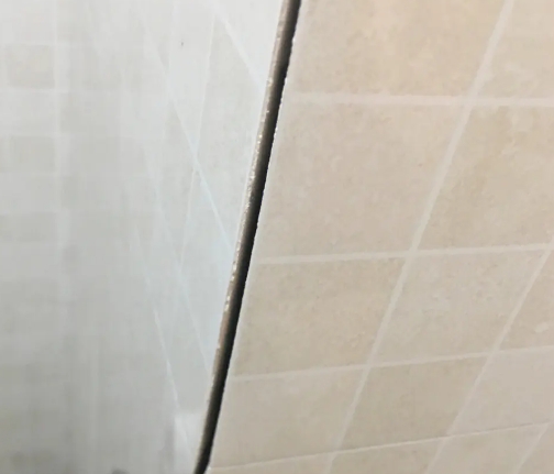 天山瓷砖空鼓维修公司分享阳台瓷砖脱落的修复过程可以分为以下几个步骤