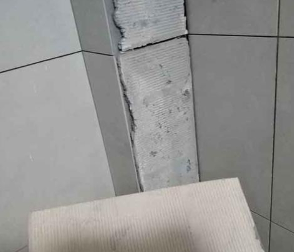 天山瓷砖空鼓维修公司分享下厨房瓷砖脱落的补救措施。
